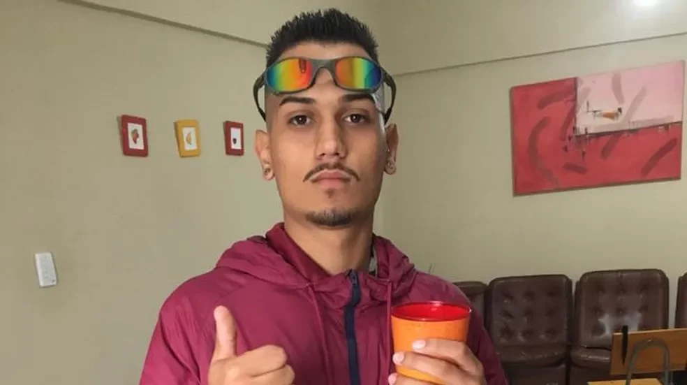 Polícia procura motorista que atropelou duas pessoas em moto; uma morreu