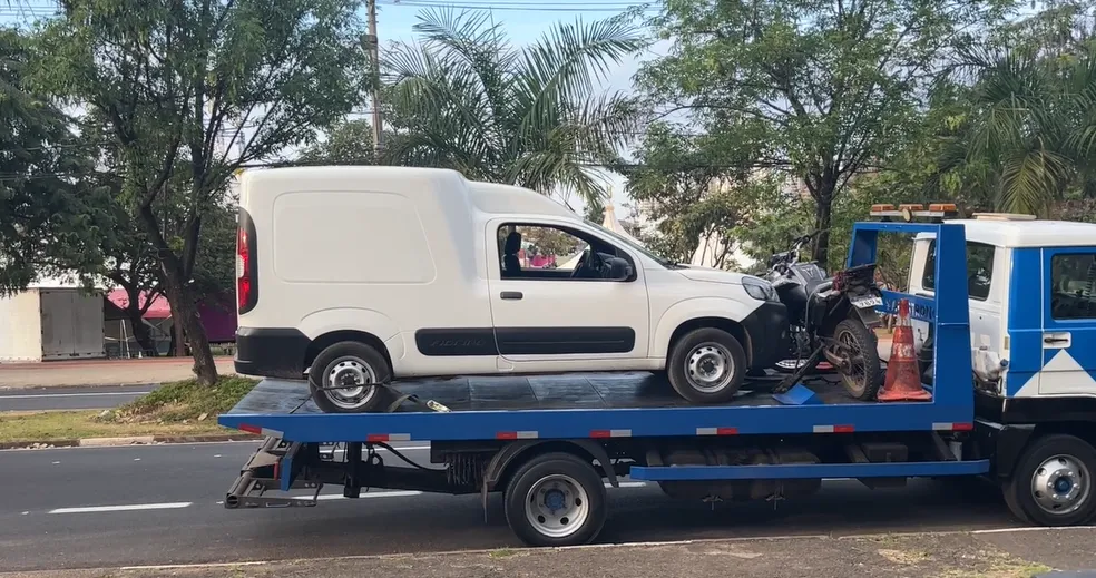 Polícia procura por criminosos que queriam furtar milho de trem parado