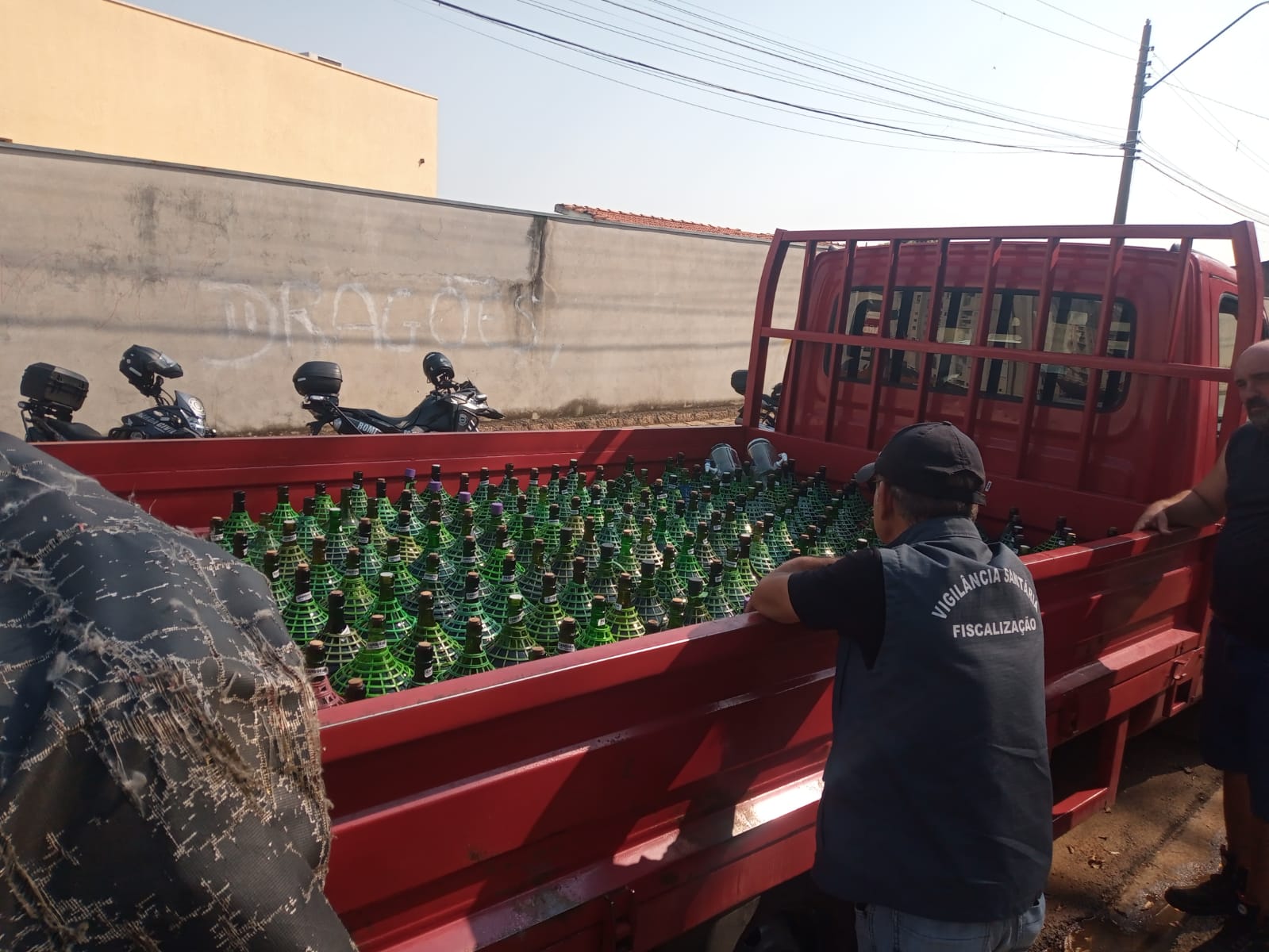 Quase 1 mil litros de bebidas falsificadas são apreendidos em Indaiatuba