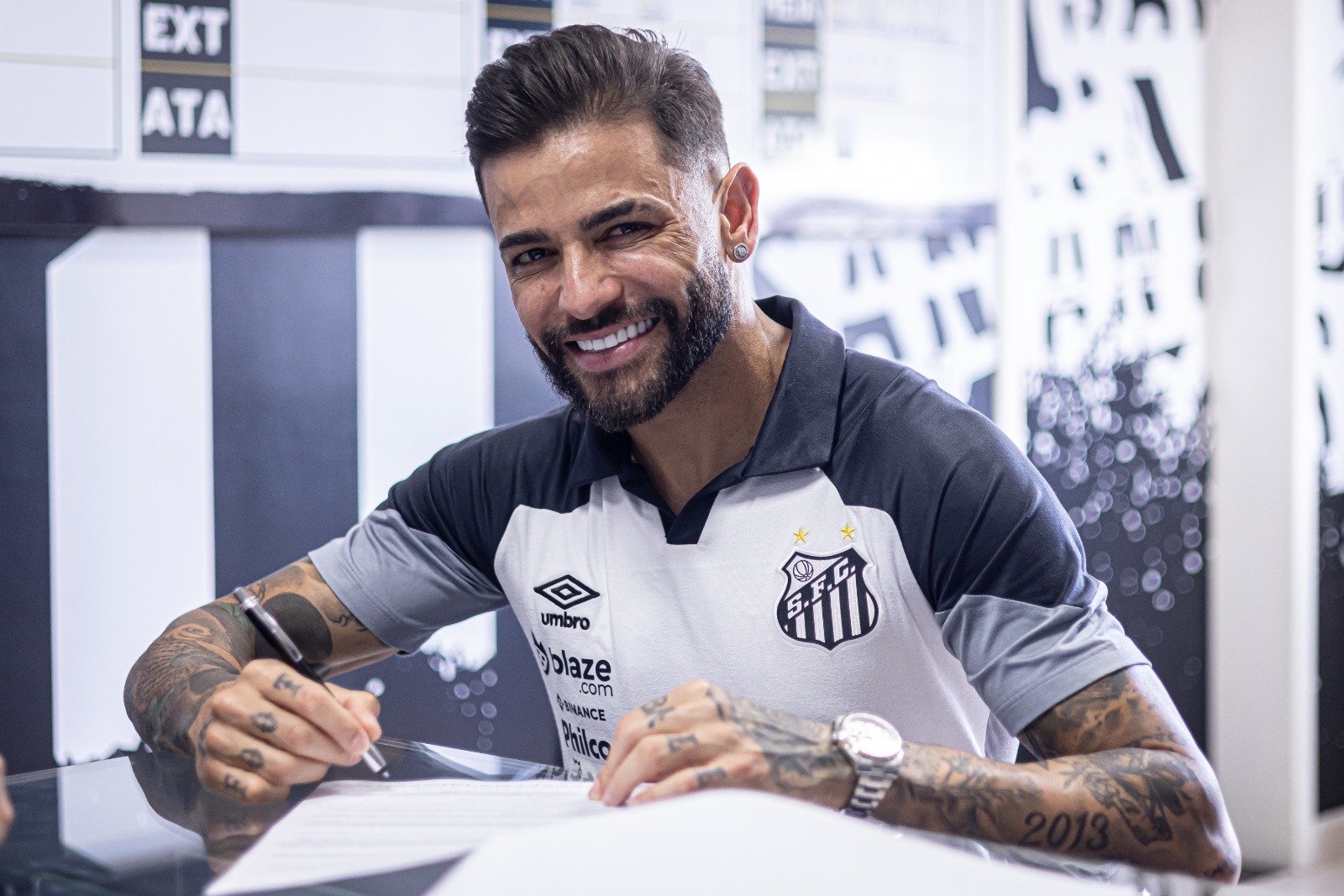 Santos apresenta lateral-direito Júnior Caiçara