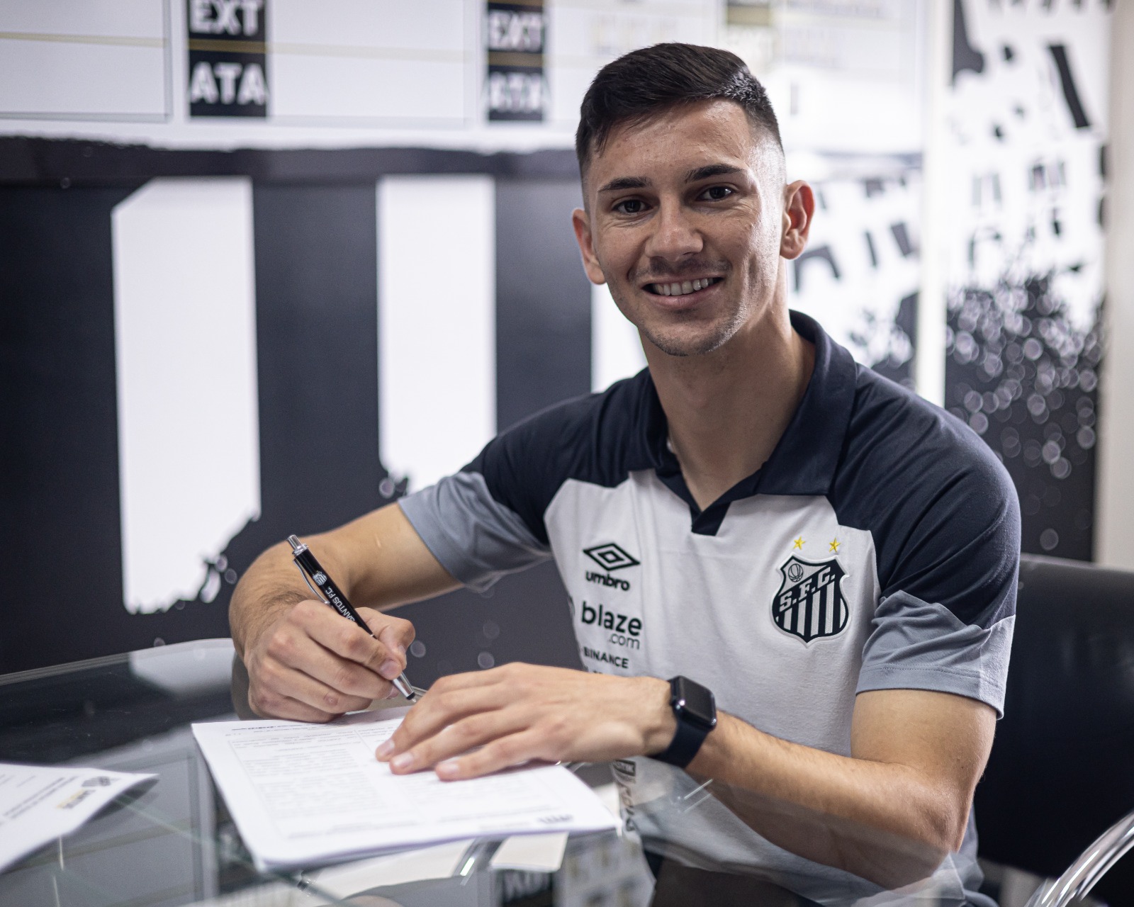 Santos confirma contratação de atacante uruguaio Maxi Silvera