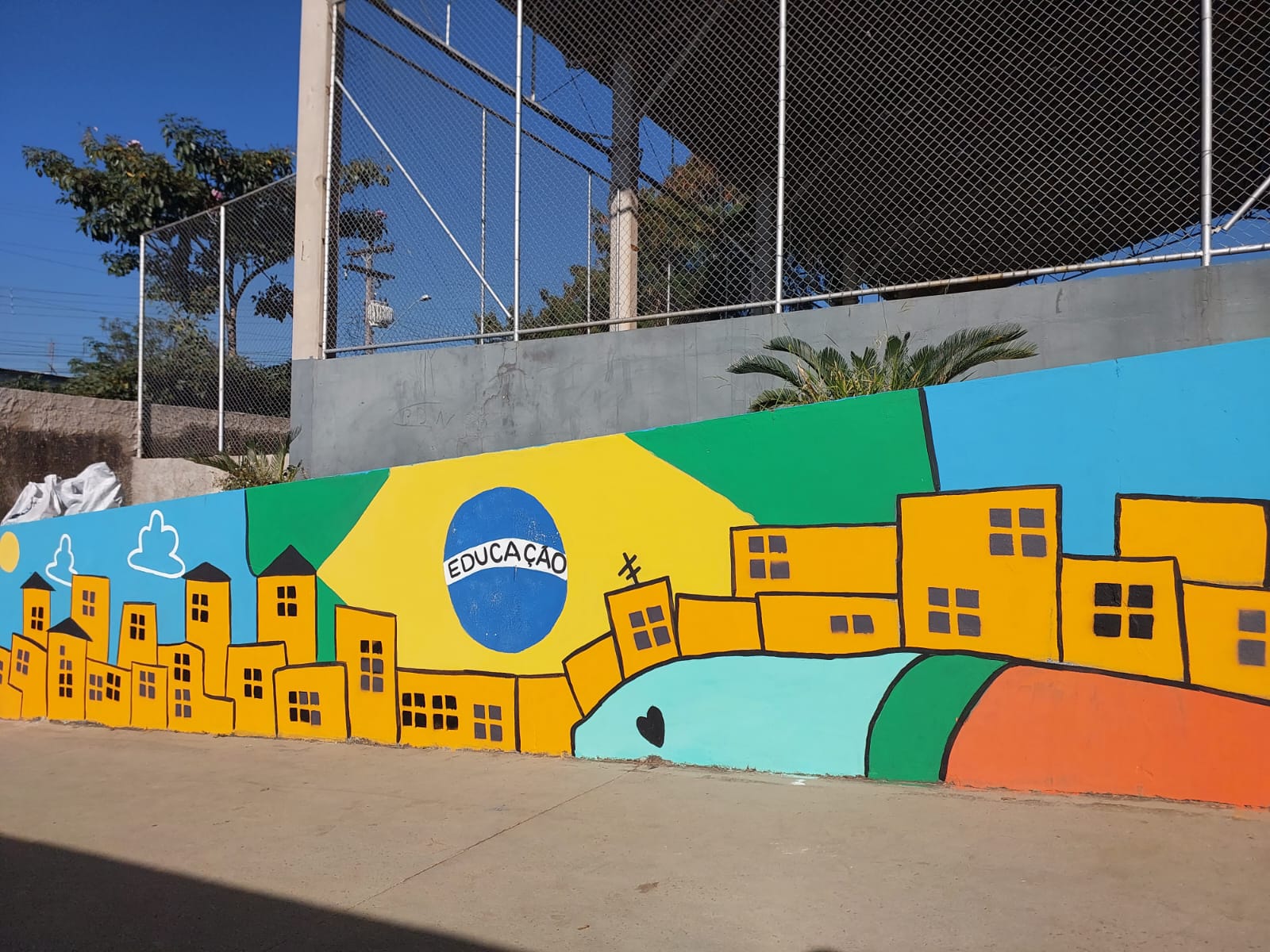 Voluntários transformam ambiente de escola de Campinas através da pintura