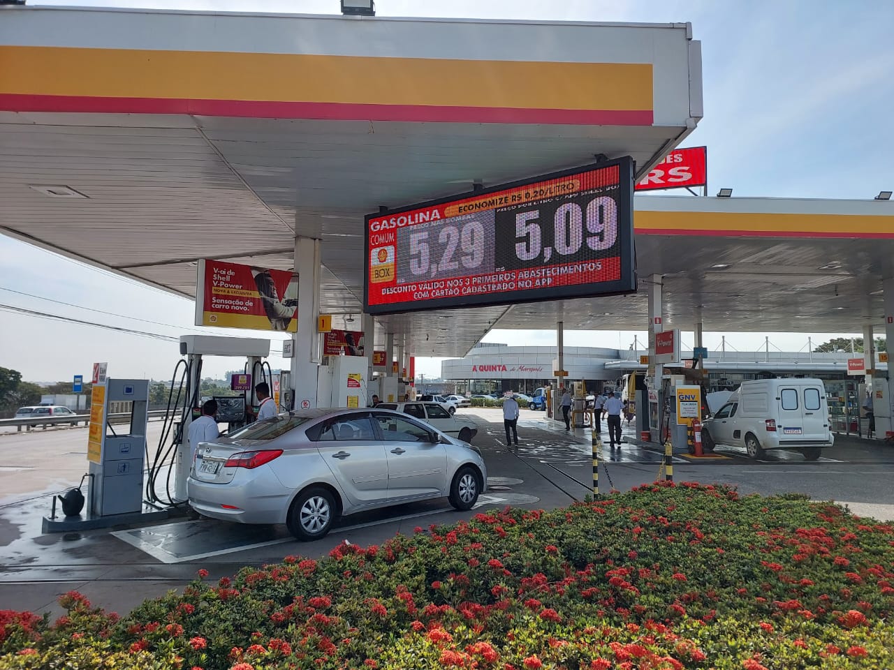 Motoristas lotam postos de Campinas após anúncio do reajuste do diesel e da gasolina