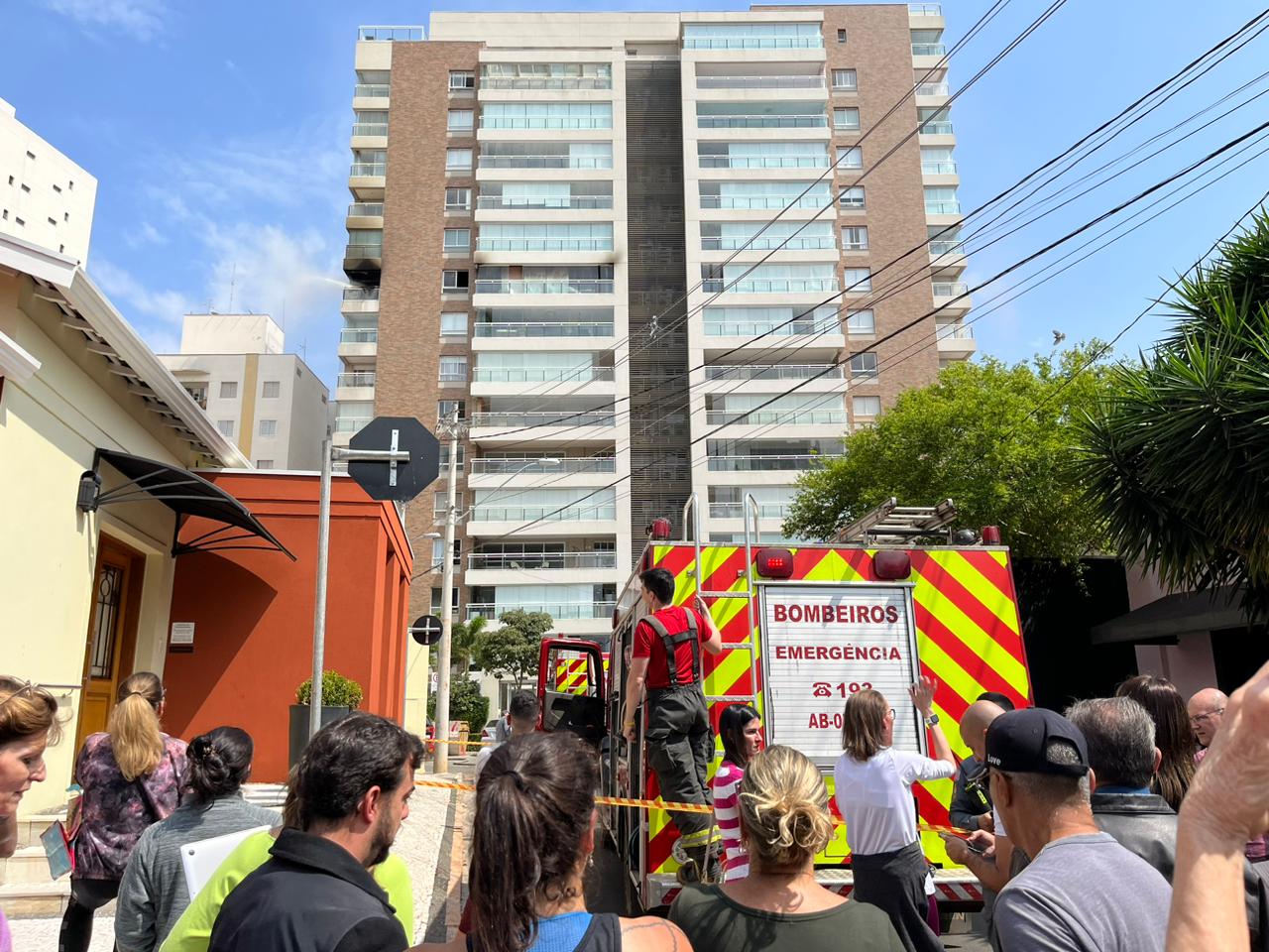 Incêndio atinge apartamento no Cambuí