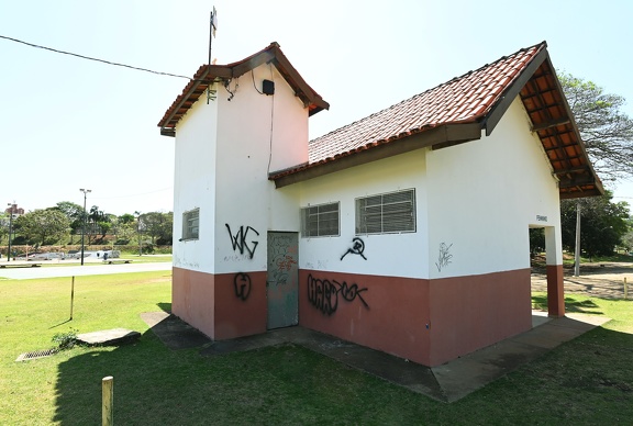 GM identifica suspeitos que picharam banheiros do Taquaral