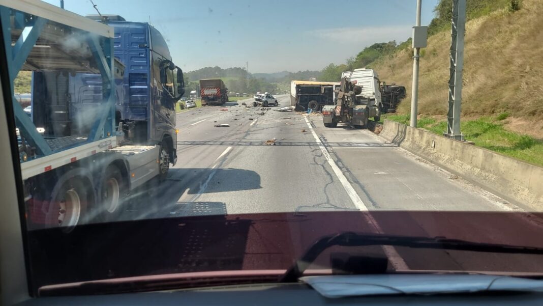 Acidente entre carros e caminhões bloqueia Rod. dos Bandeirantes 
