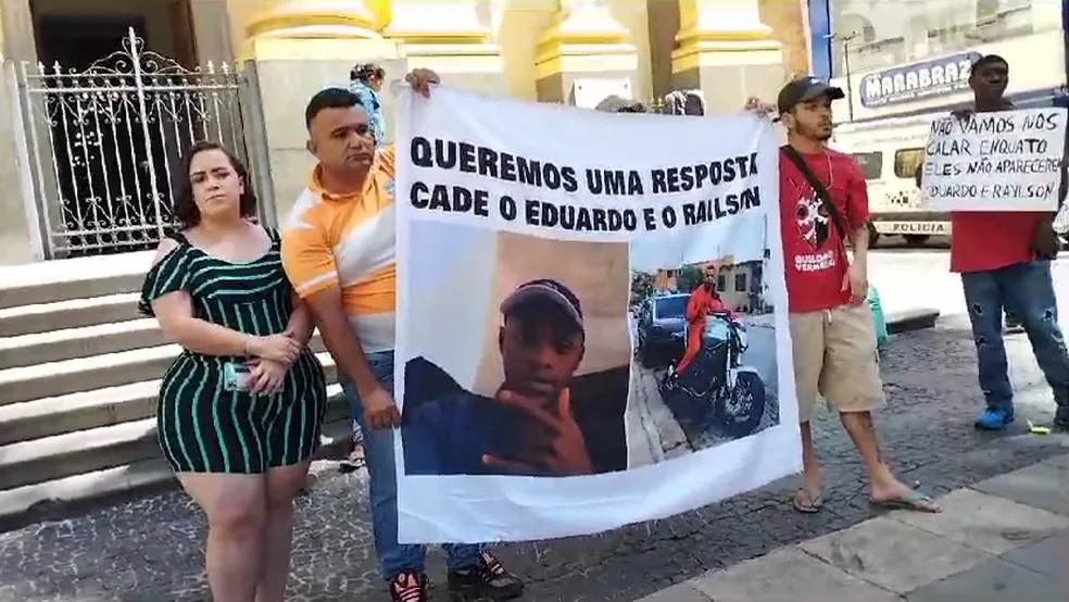 Amigos e familiares de jovens desaparecidos protestam no Centro de Campinas
