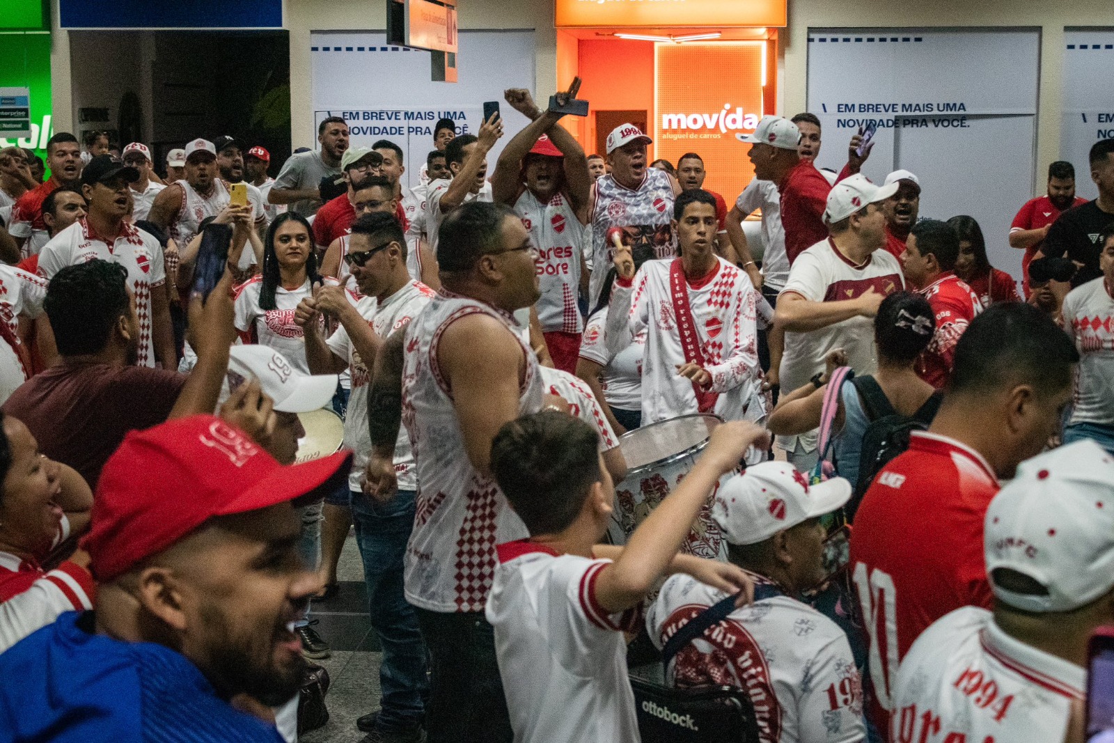 Antes de pegar a Ponte, torcida do Vila recepciona jogadores no aeroporto após vitória em Itu