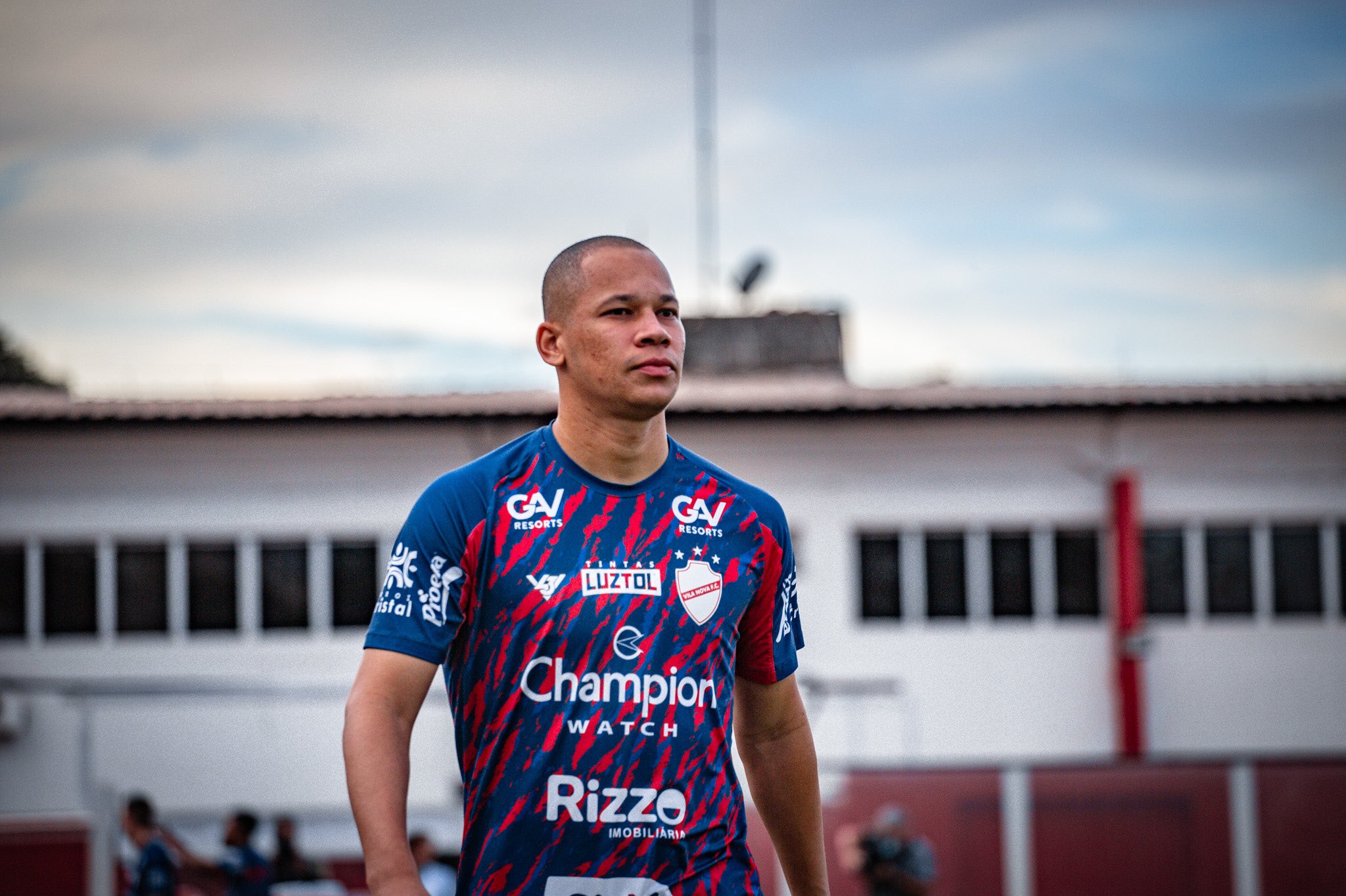 Atacante do Vila Nova, Caio Dantas ressalta confiança da equipe para enfrentar a Ponte