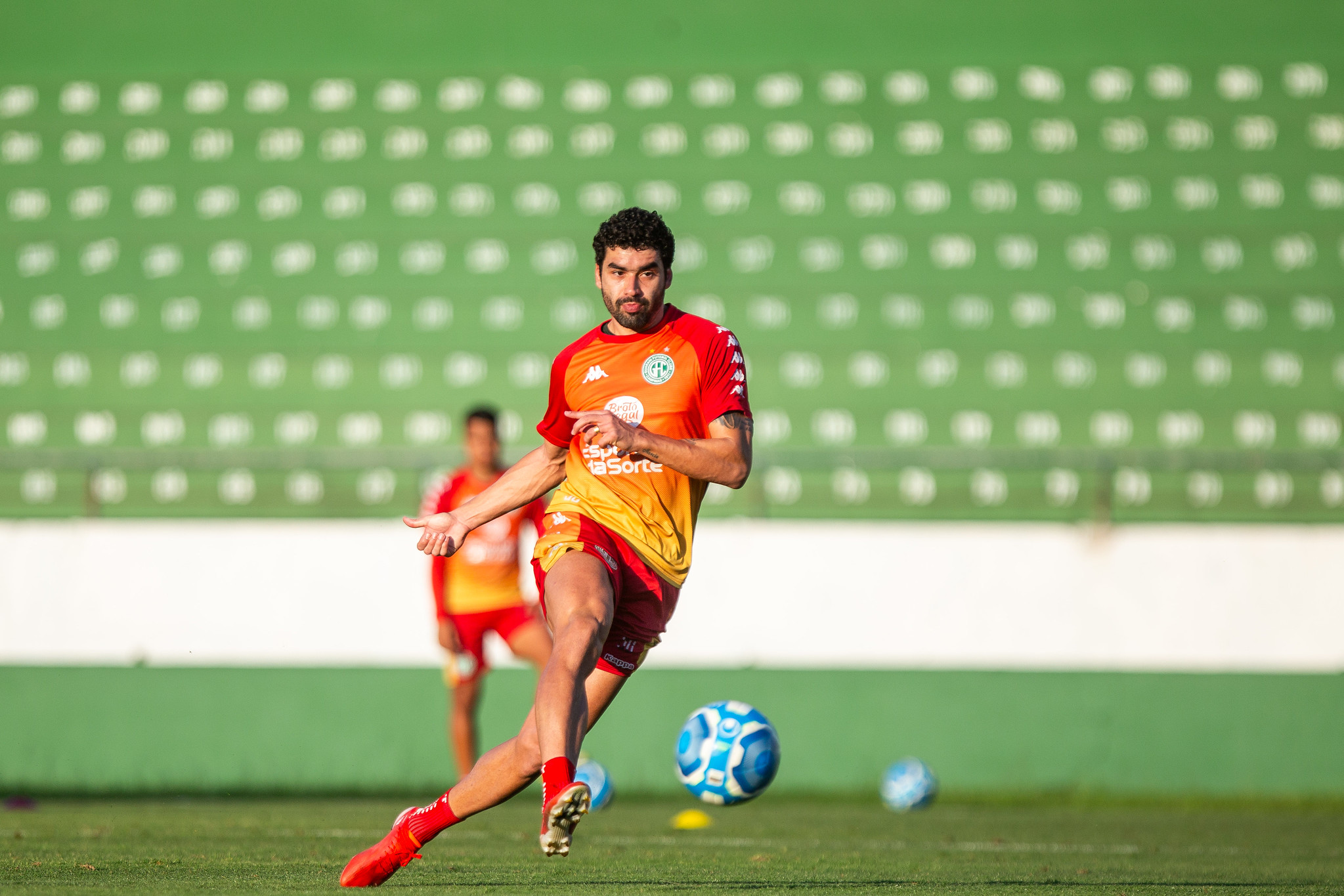 Bruno Mendes celebra a marca de 100 jogos pelo Guarani