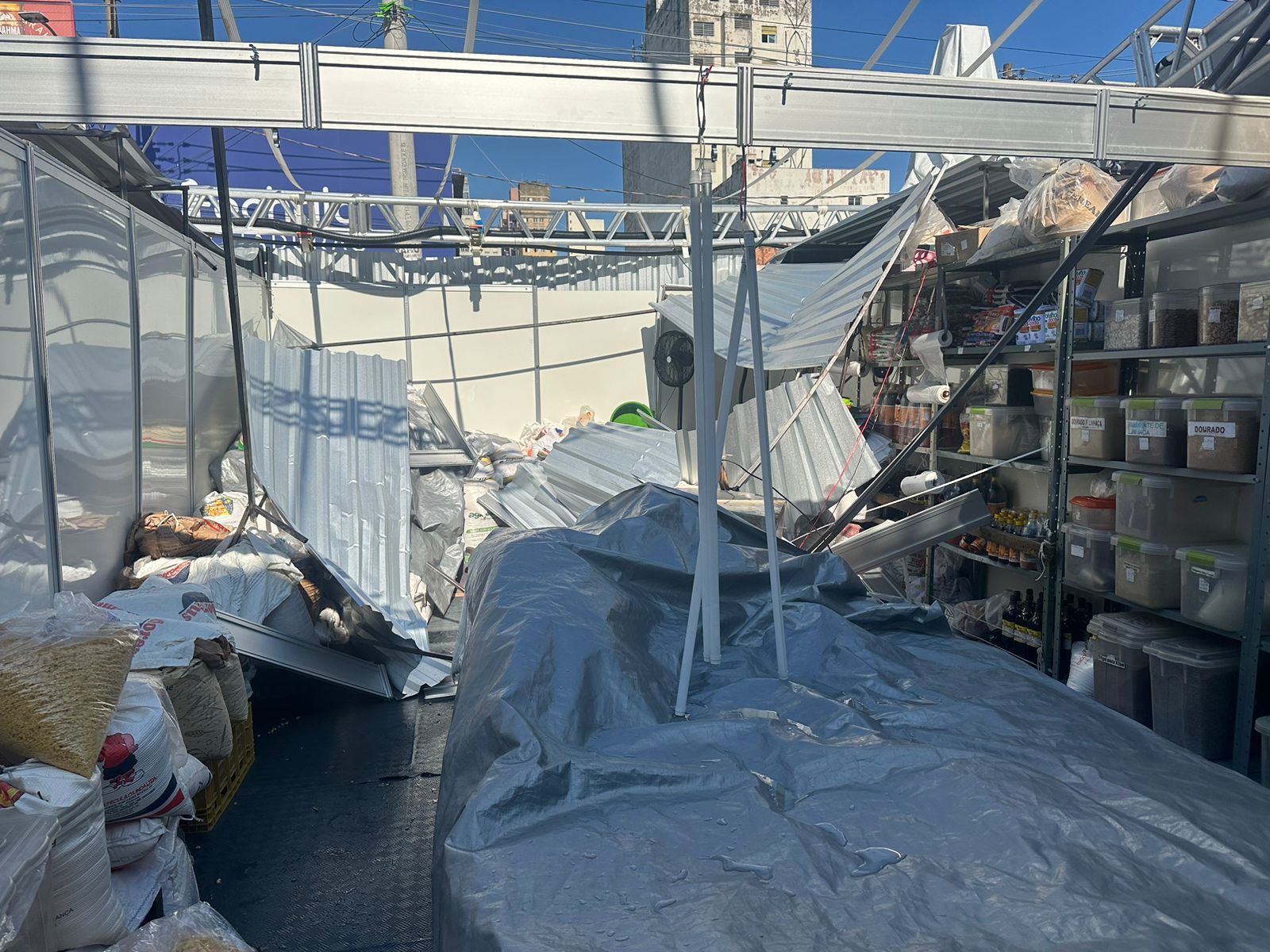 Chuva provoca alagamentos no Mário Gatti, na Princesa d’Oeste e derruba estrutura de bancas do Mercadão