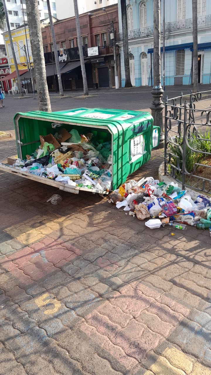 Contêiner de recicláveis é vandalizado em praça da região central de Campinas 