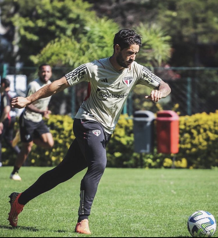 Cortado do banco de reservas, Alexandre Pato tem futuro incerto no São Paulo