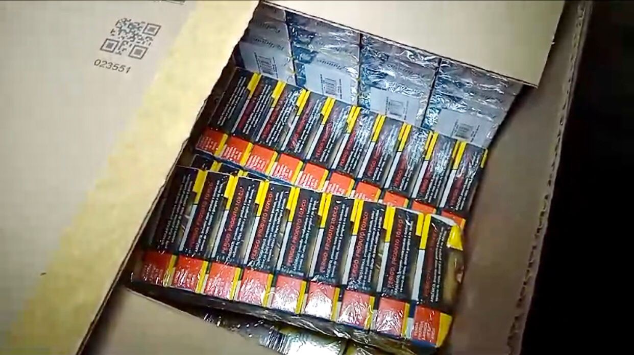 Criminosos fazem motorista refém e roubam carga de cigarros avaliada em R milhões