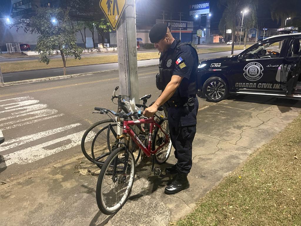 Dupla furta bicicletas do pátio anexo à delegacia de Indaiatuba; VÍDEO