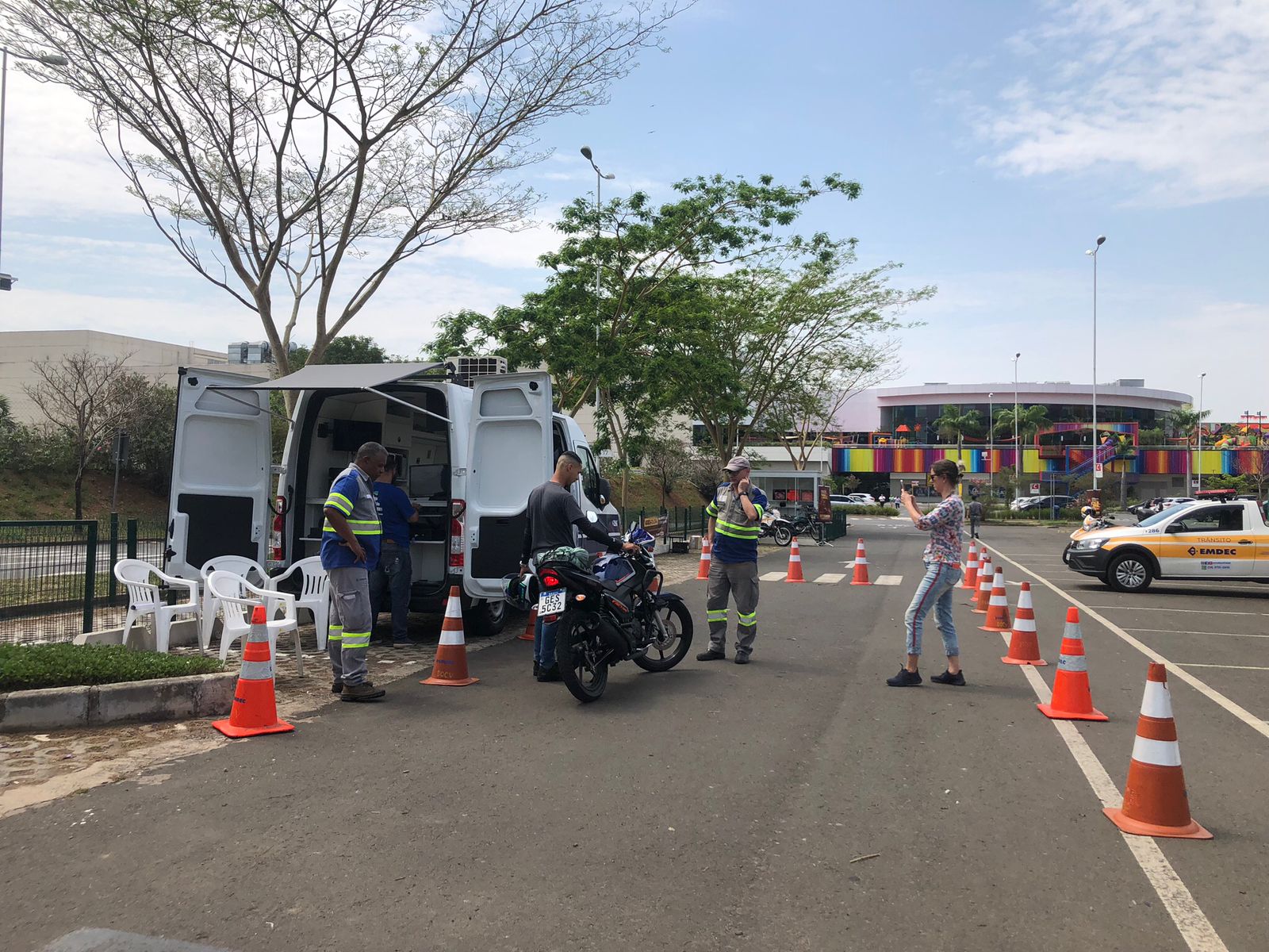 Emdec distribui antenas corta-pipa em ação preventiva para motociclistas
