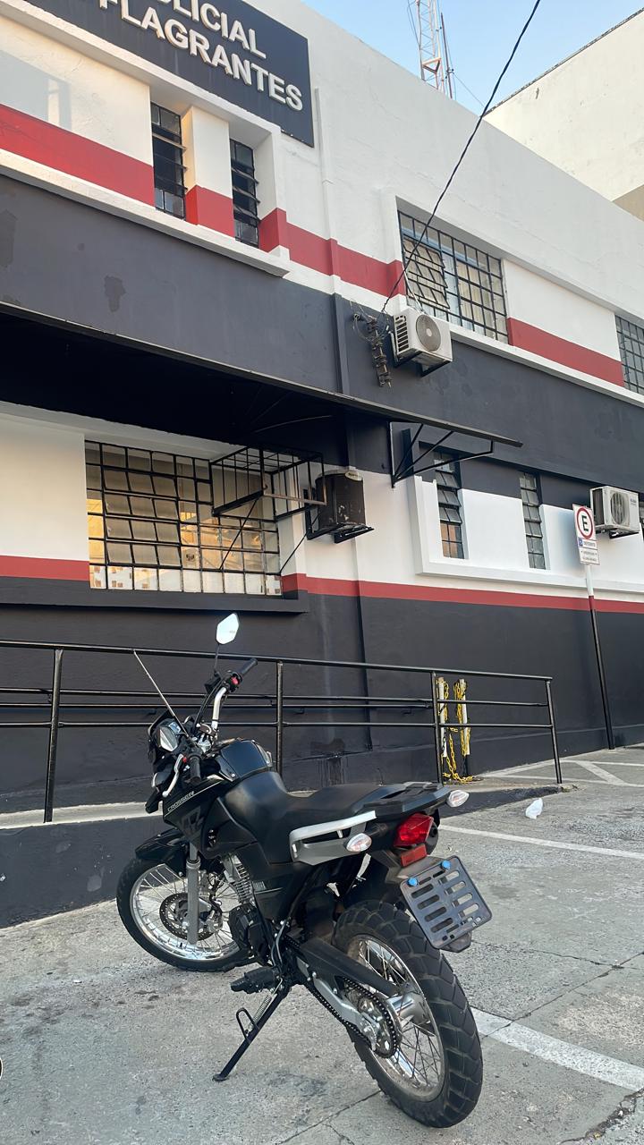 Moto roubada é recuperada horas depois pela Polícia Militar