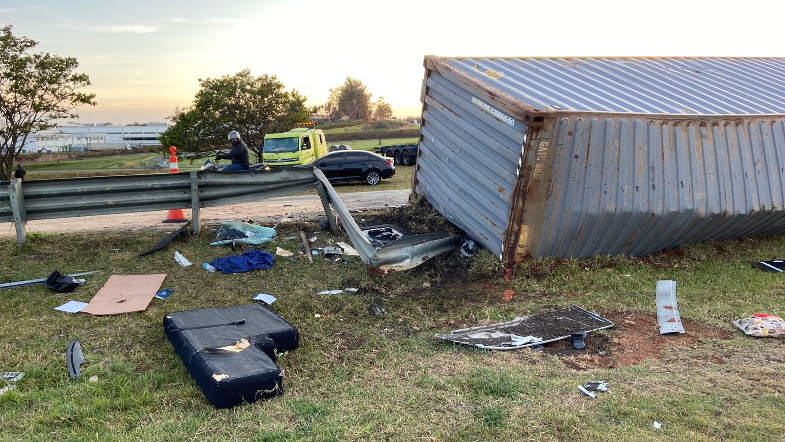 Motorista morre após tombar caminhão carregado com cerveja