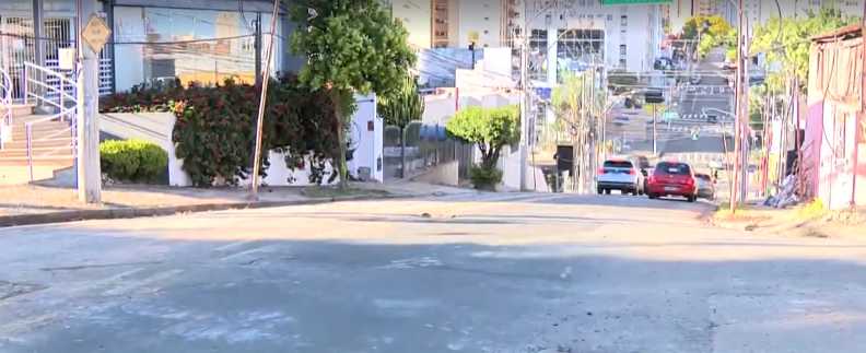 Obra da Sanasa no Cambuí interdita trecho da rua Coronel Quirino