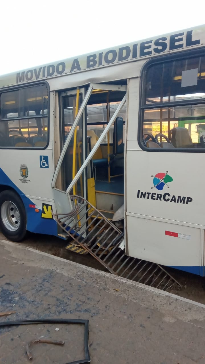 Ônibus é danificado após passar por grade de bueiro quebrada na João Jorge