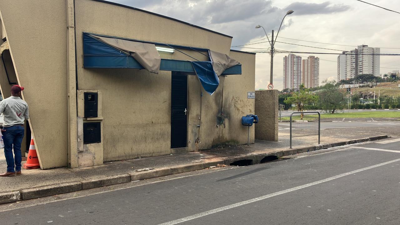Ônibus invade calçada e deixa funcionário ferido no terminal do Shopping Parque D. Pedro