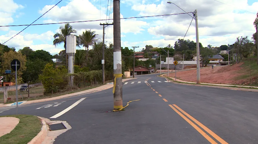 Poste fica no meio de avenida após recapeamento em Vinhedo