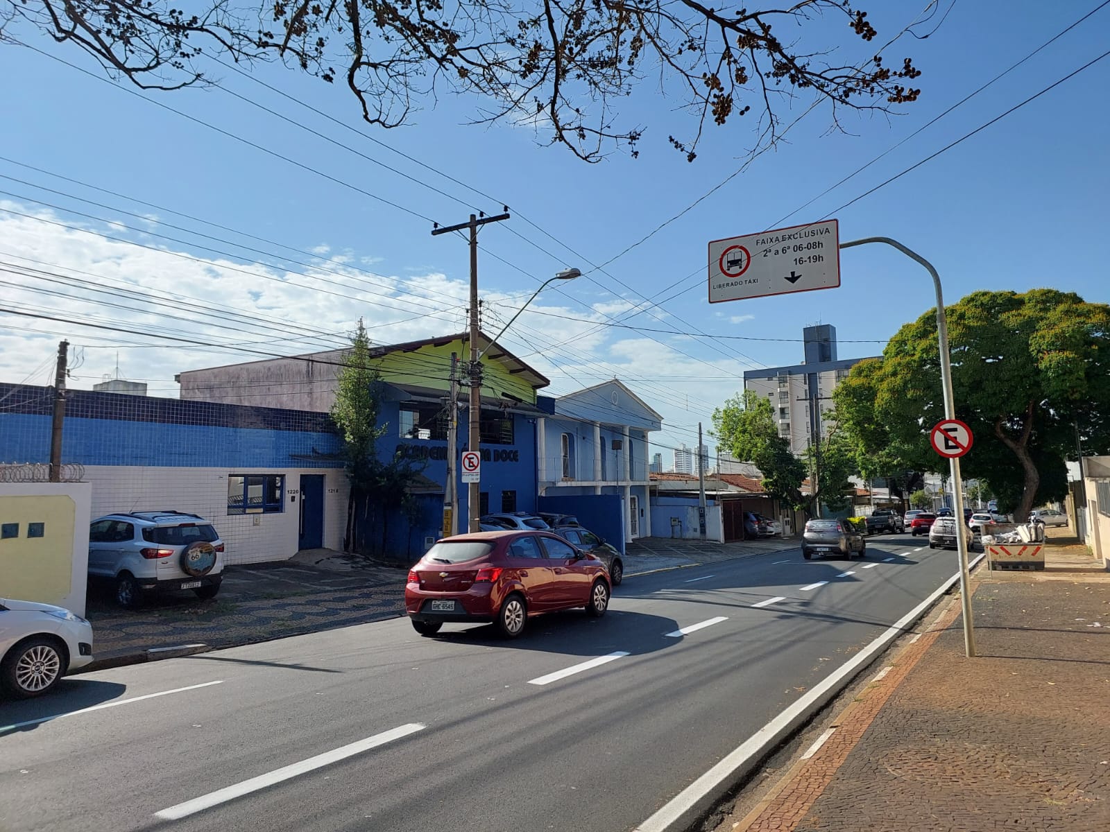 Motoristas estacionam em local proibido e prejudicam trânsito na Buarque de Macedo