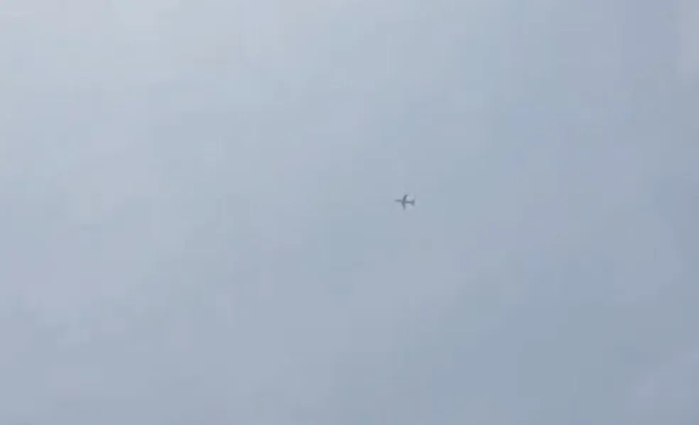 Avião voa em círculos para gastar combustível e pousar em segurança