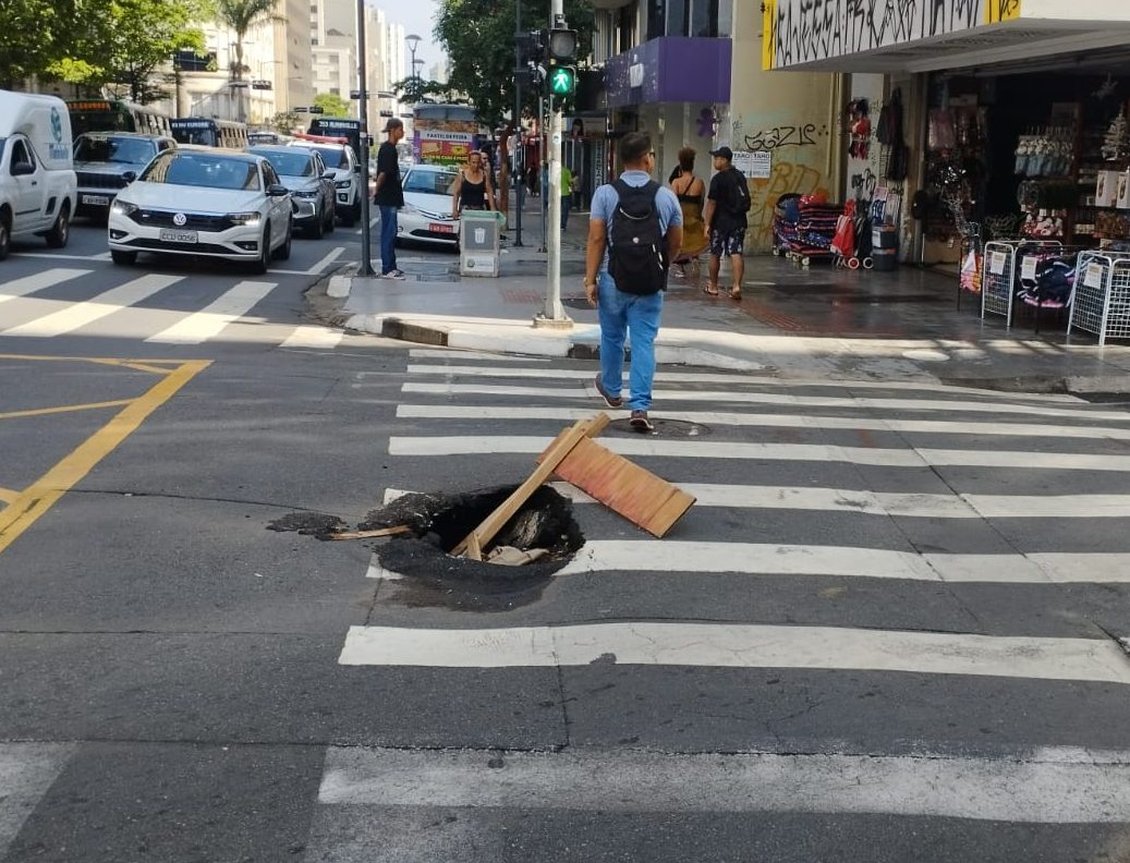Buraco na região central de Campinas assusta motoristas e pedestres