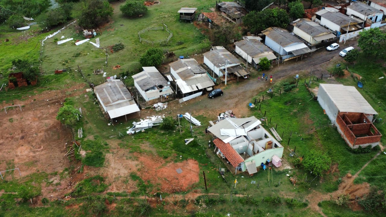 Capivari faz campanha para ajudar moradores de casas destelhadas; rio sobe de novo
