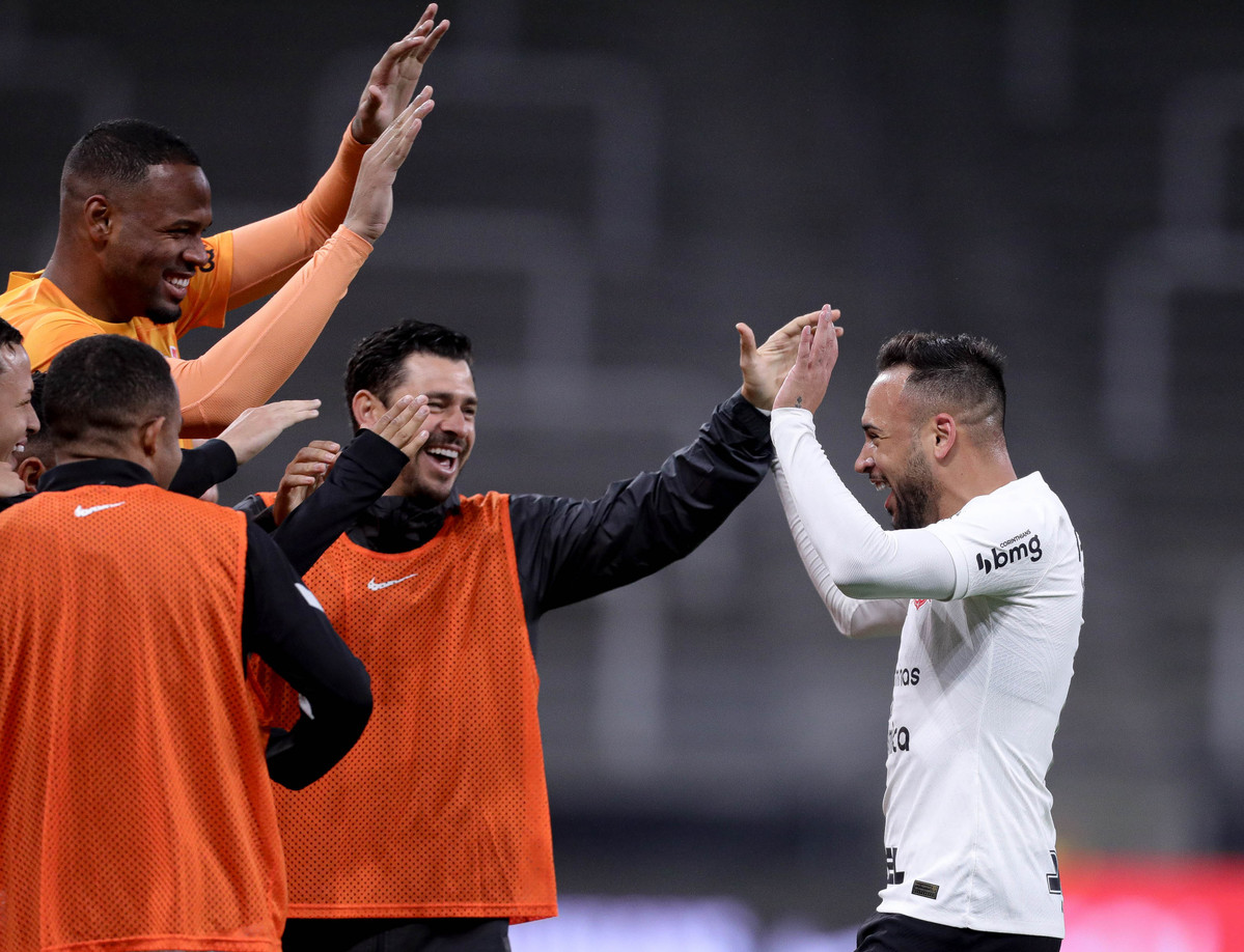 Diretoria do Corinthians inicia conversas sobre permanência de Maykon para 2024