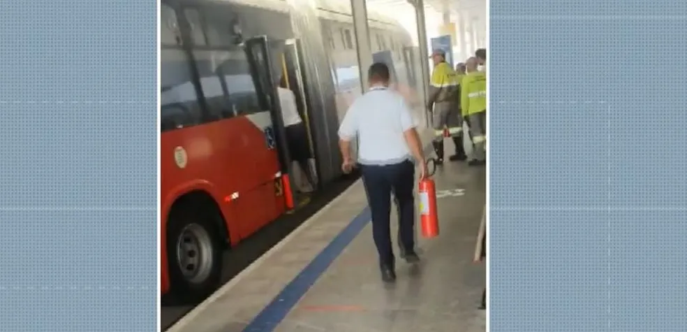 Ônibus pega fogo em terminal de Campinas; ninguém ficou ferido 