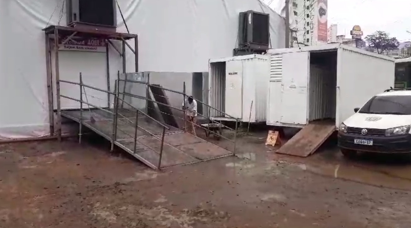 “Força-tarefa” ajuda na limpeza do Mercadão, em Campinas, após temporal 