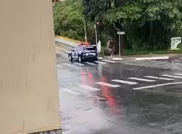Guardas ajudam família a chegar em casa durante temporal em Itapira; VÍDEO