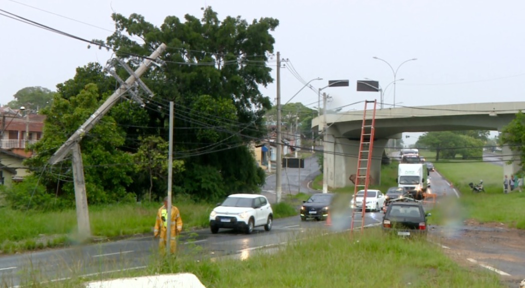 JB Dunlop trava depois de caminhão se enroscar em fios e “puxar” poste 