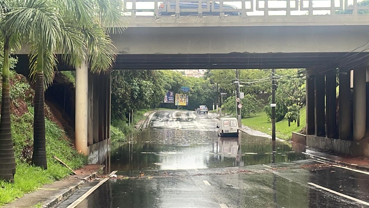 Marginal do Piçarrão, na altura da Prestes Maia, está bloqueada por alagamento