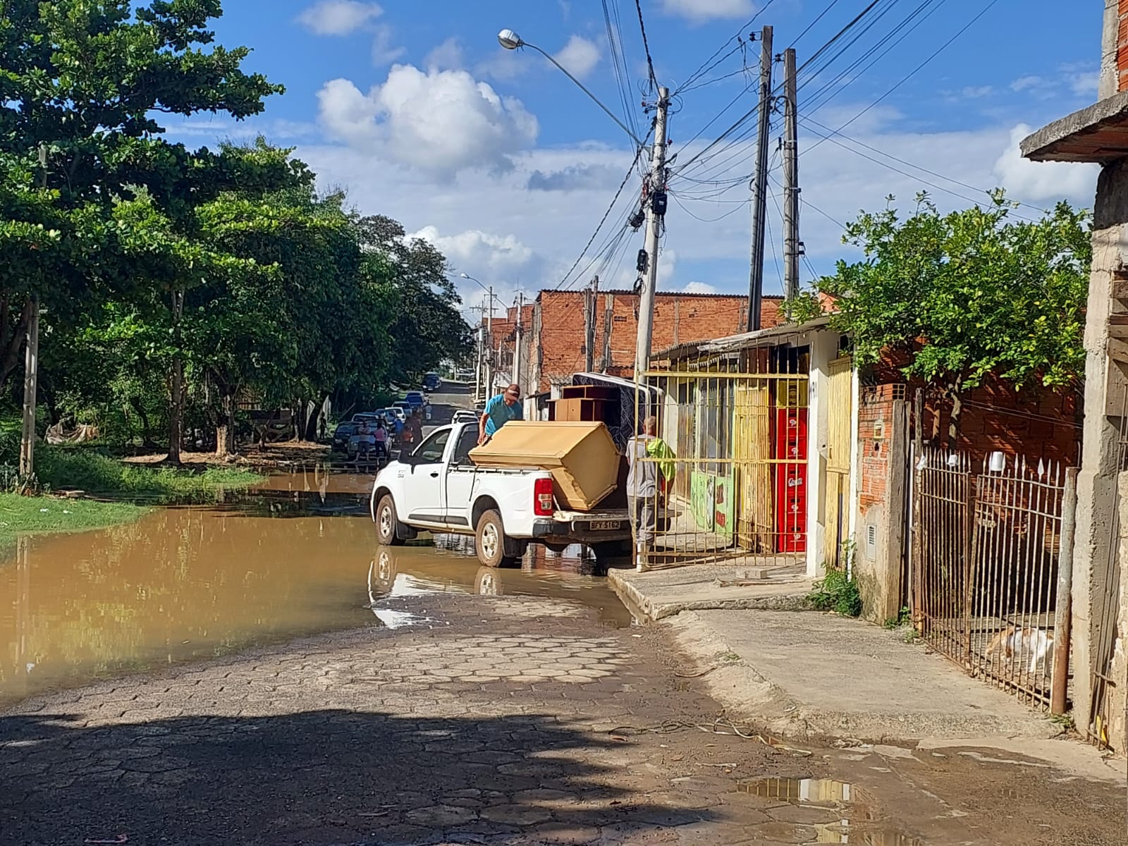 Moradores começam a deixar regiões alagadas em Capivari após rio transbordar