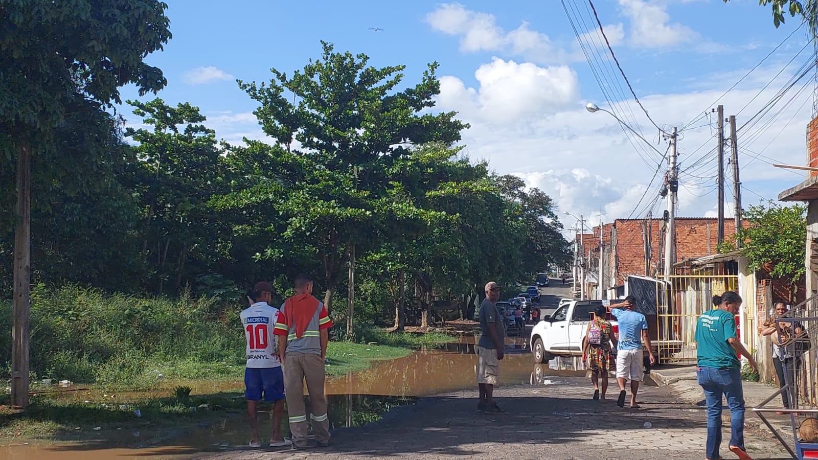 Moradores começam a deixar regiões alagadas em Capivari após rio transbordar