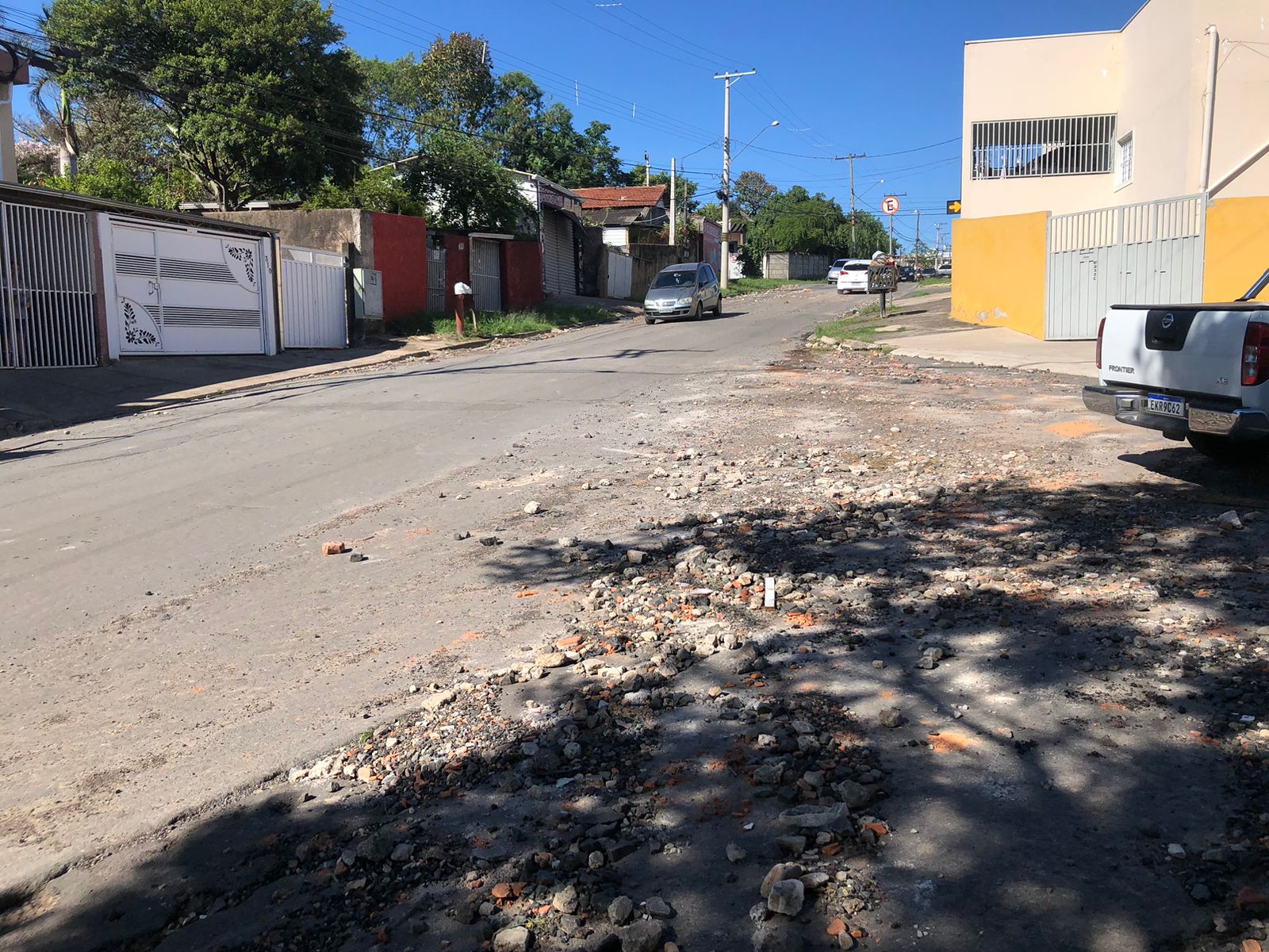 Moradores do Jardim São Francisco reclamam de pedras e terra em dias de chuva