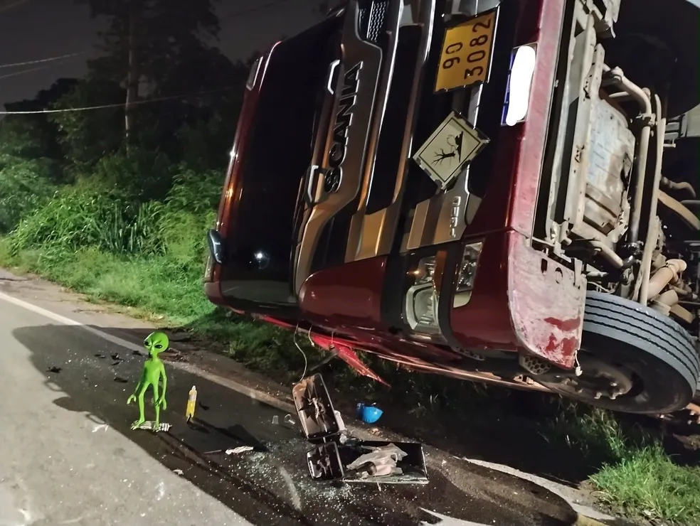 Motorista tomba caminhão no acesso a Betel, em Paulínia, e é preso por embriaguez