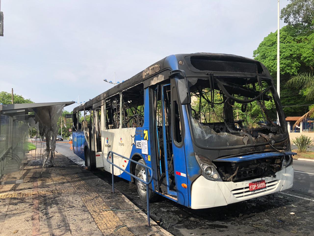 Ônibus pega fogo na João Jorge, em Campinas; ninguém ficou ferido 
