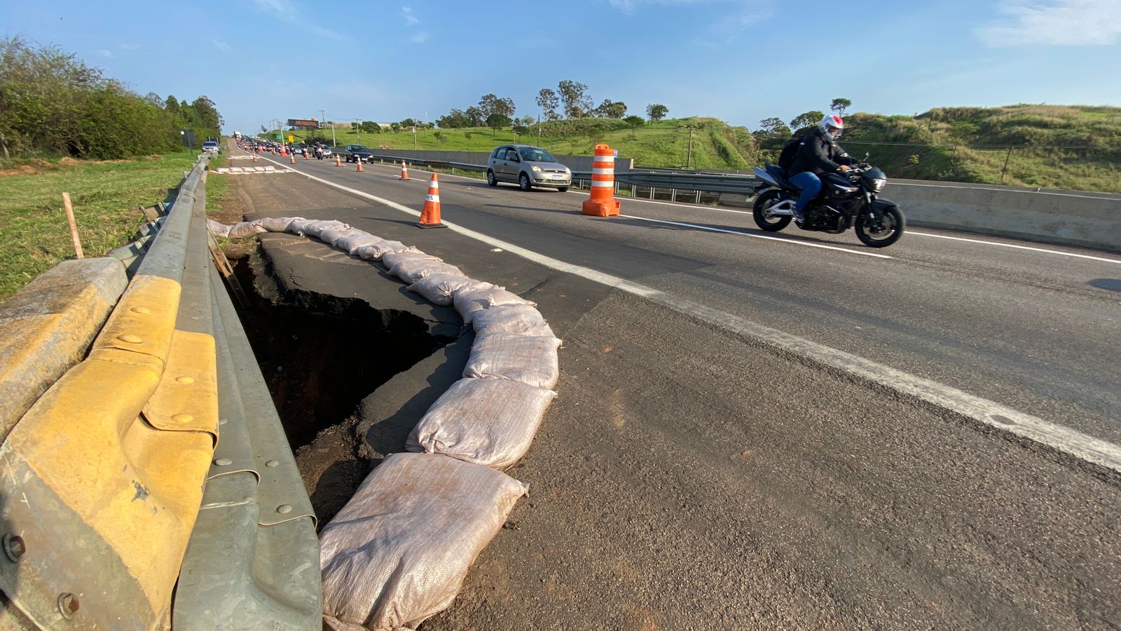 Rod. Campinas-Monte Mor tem reparo emergencial de via após fortes chuvas 
