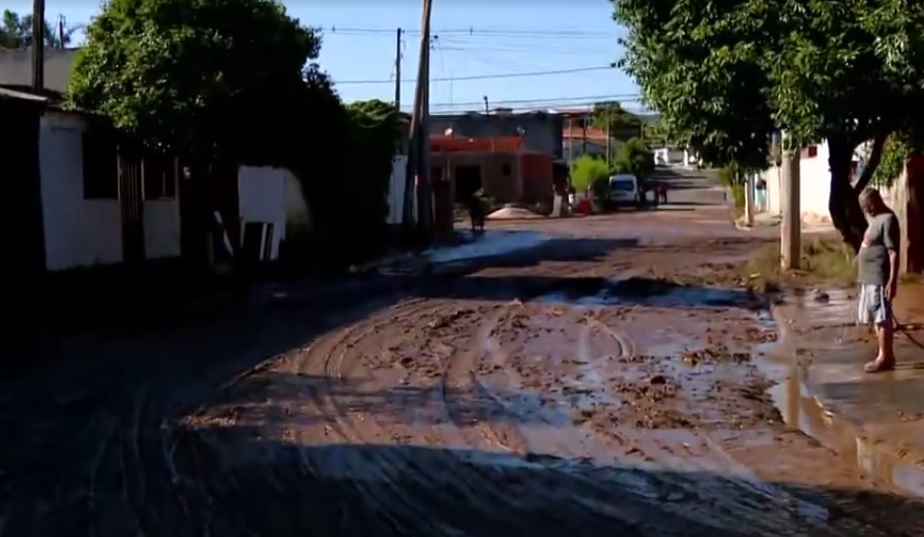 Água do Quilombo baixa, e moradores de Sumaré começam a limpar casas