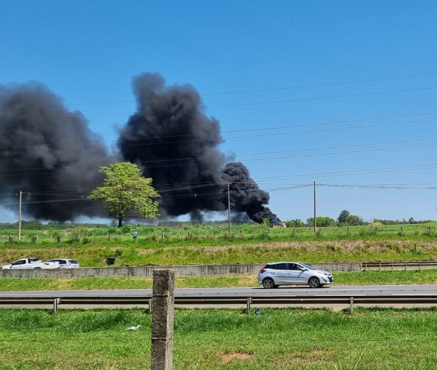 Tanque de óleo pega fogo em empresa desativada de Mogi Guaçu