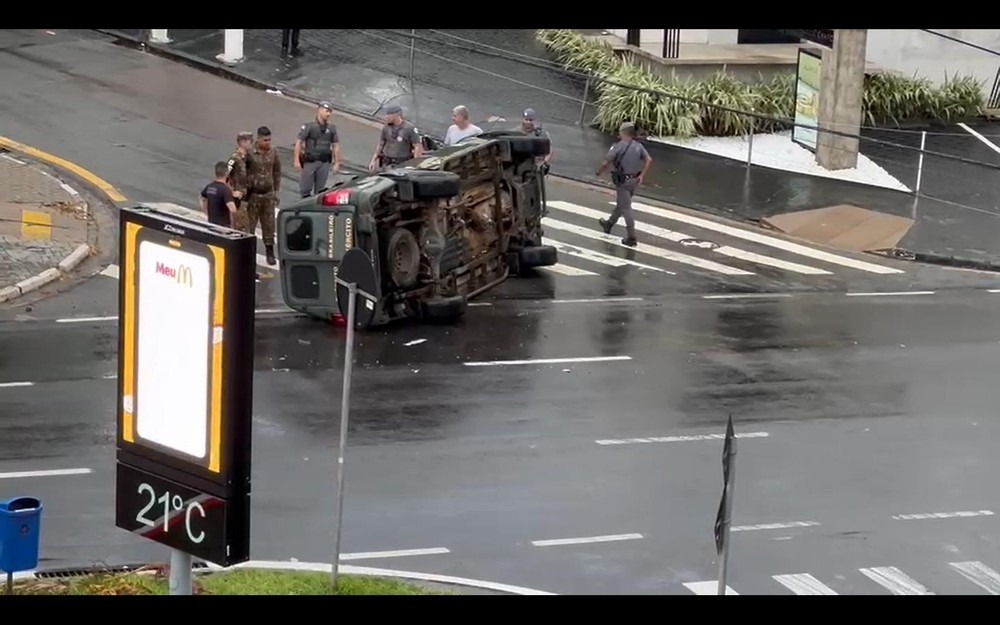 Carro do Exército tomba em acidente na Norte-Sul