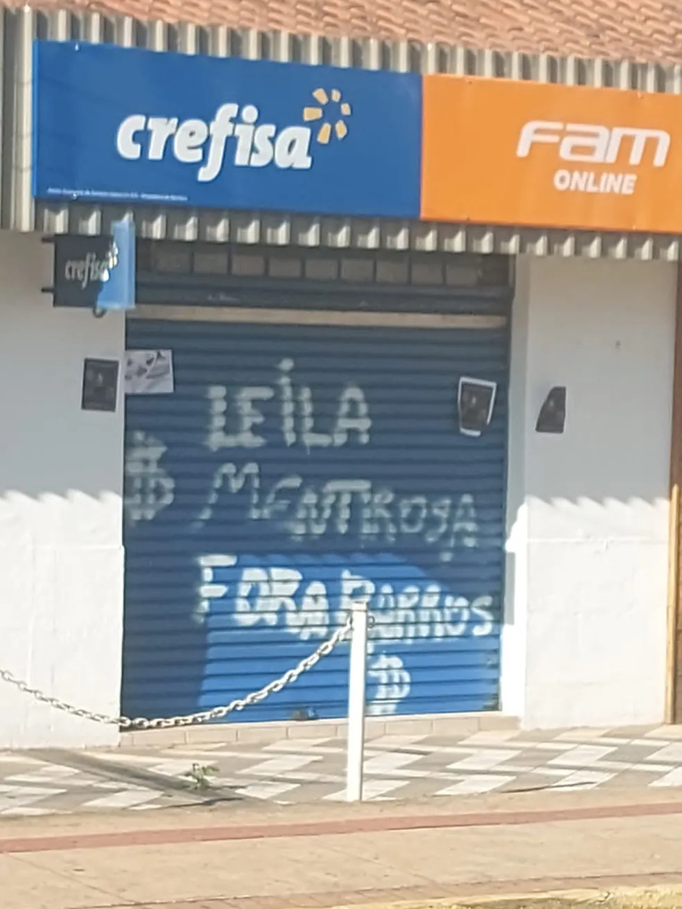 Torcida do Palmeiras faz protestos contra administração Leila Pereira