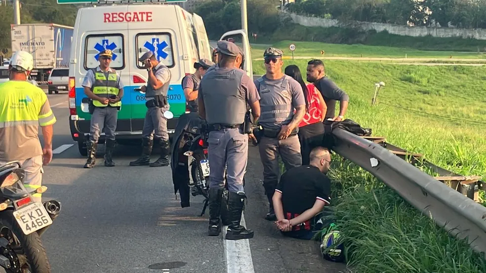Bandidos trocam tiros com policiais e travam Rodovia Dom Pedro; 1 morreu