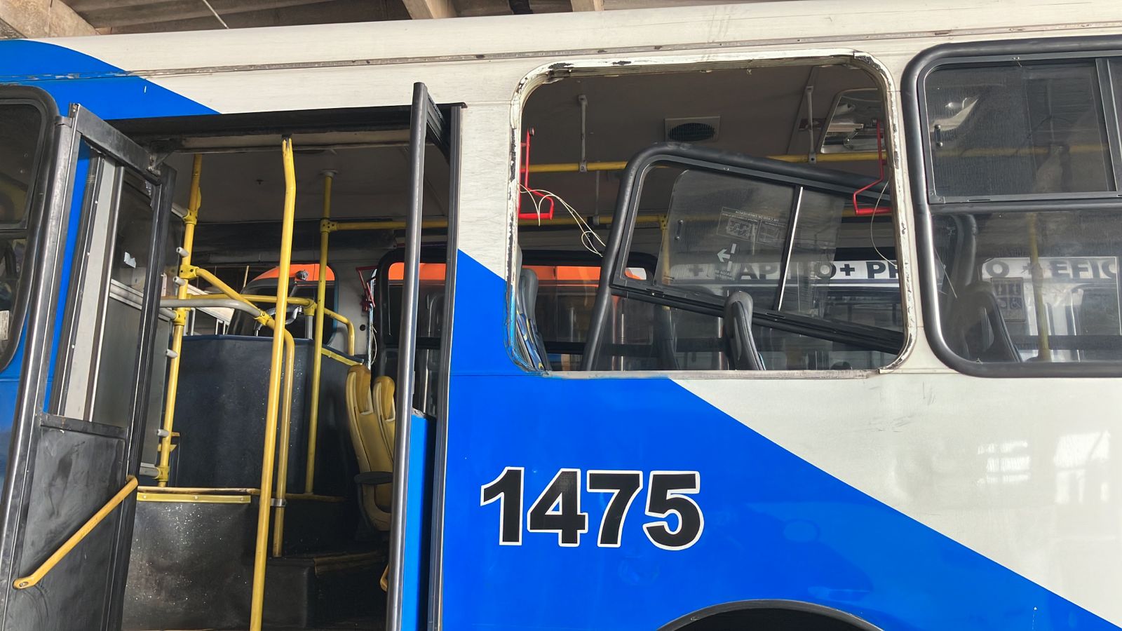 Pancadão termina em vandalismo a ônibus na região do Jardim Itatinga