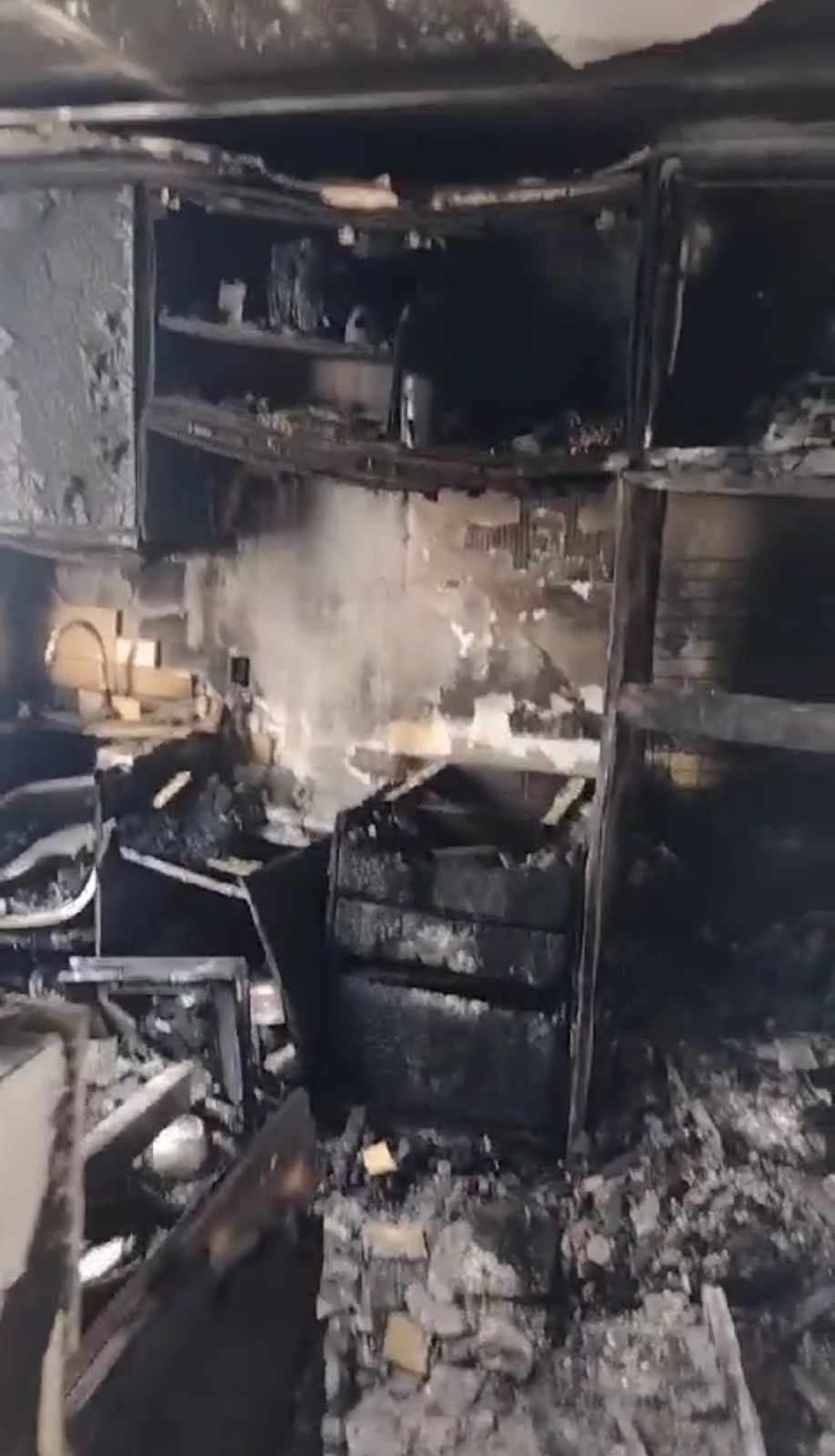 Apartamento atingido por incêndio fica completamente destruído em Campinas 