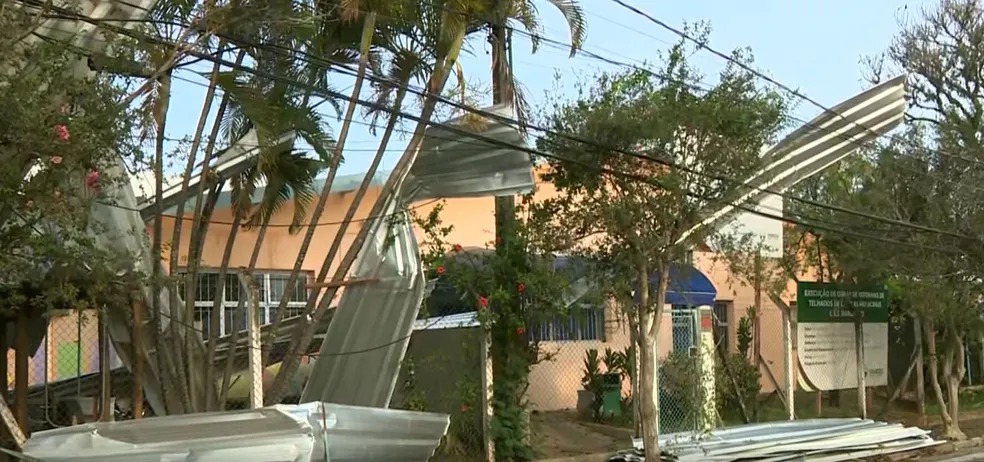 Vinhedo tem queda de árvores e creche destelhada após temporal 